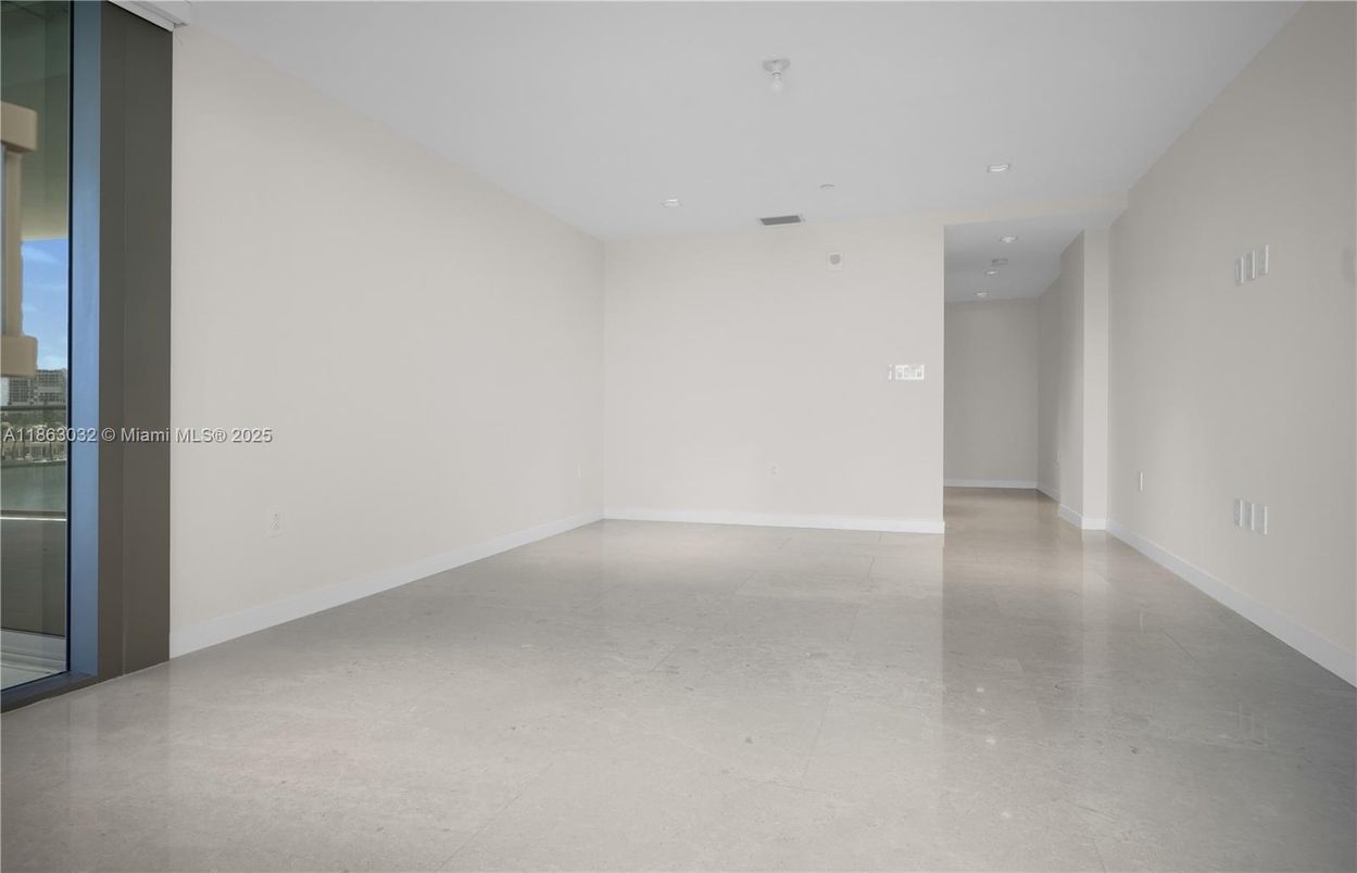 Empty room, Interior, Recessed Lighting