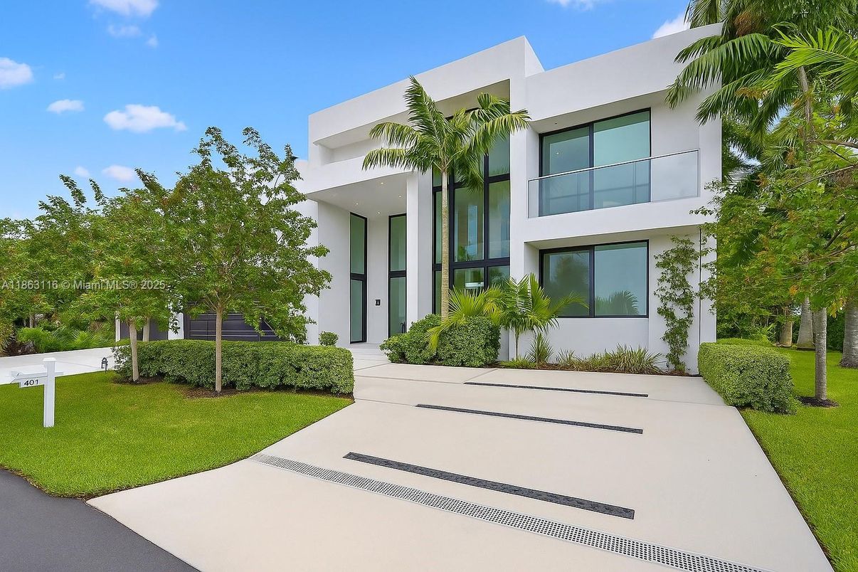Backyard, Exterior, Facade, Modern