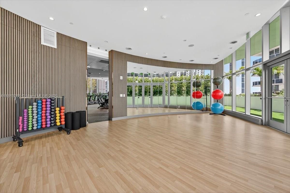 Fitness Equipment, Interior, Recessed Lighting, Wood Texture Flooring