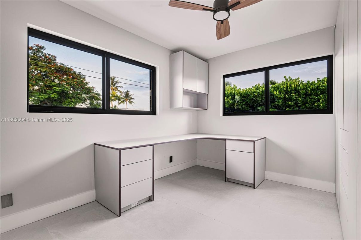 Home Office, Interior