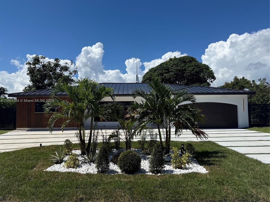 Attached, Backyard, Exterior, Facade, Modern