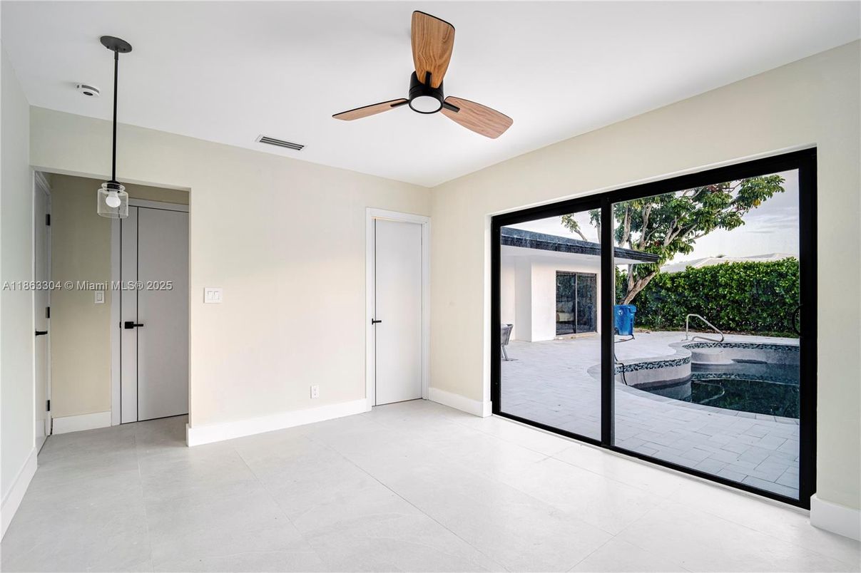 Empty room, Interior