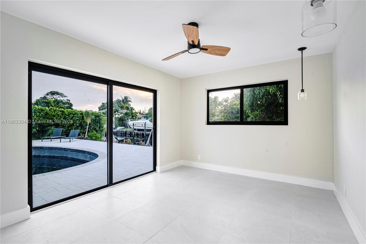 Empty room, Interior, Pendant Lights