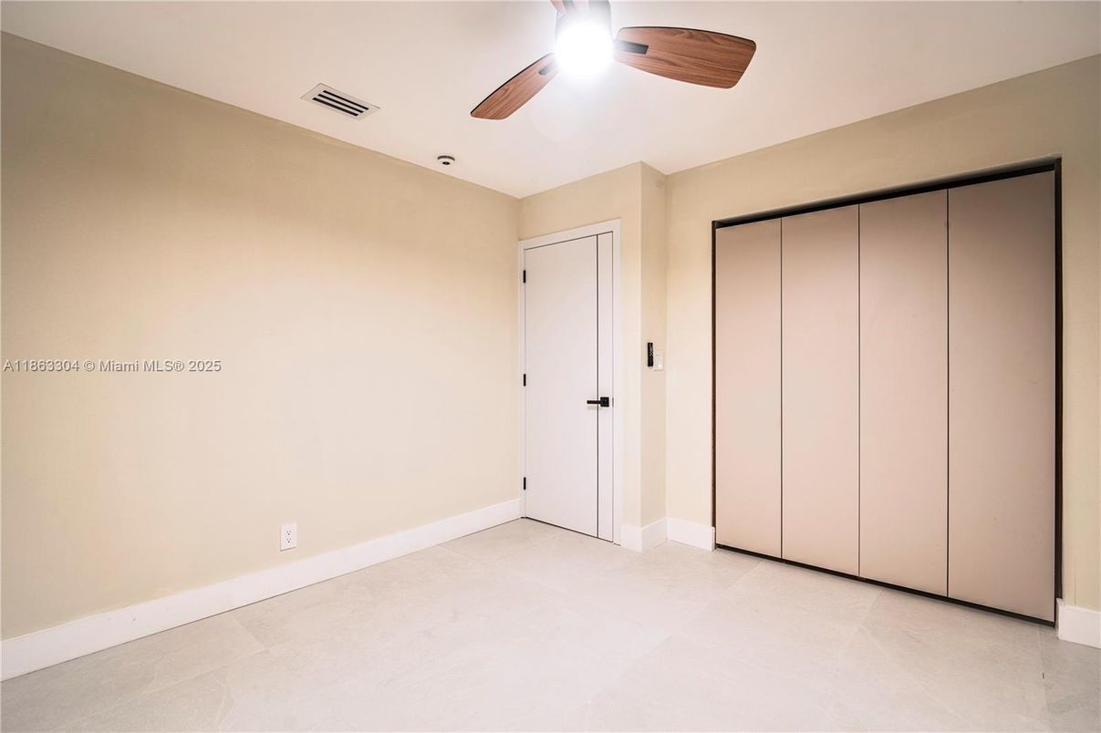 Empty room, Interior