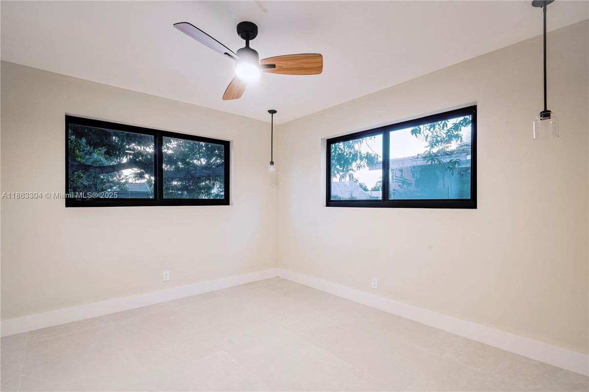 Empty room, Interior