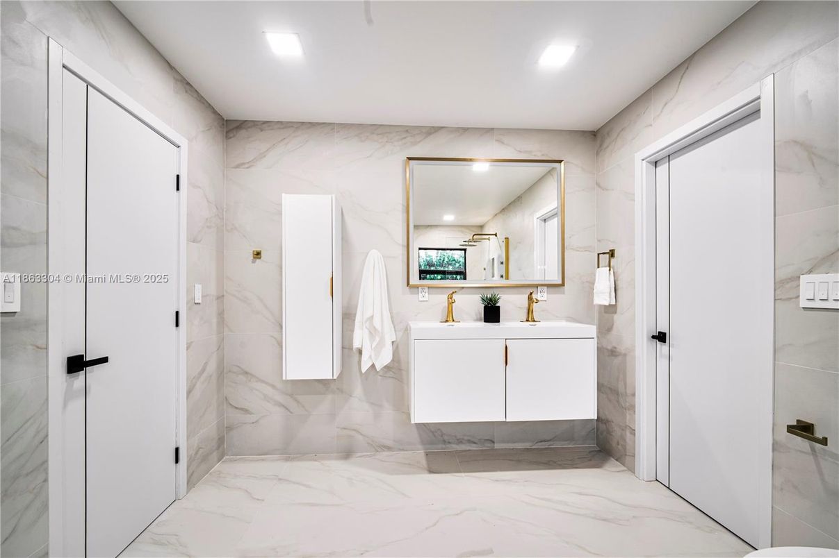 Bathroom, Interior, Marble, Marble Walls, Recessed Lighting