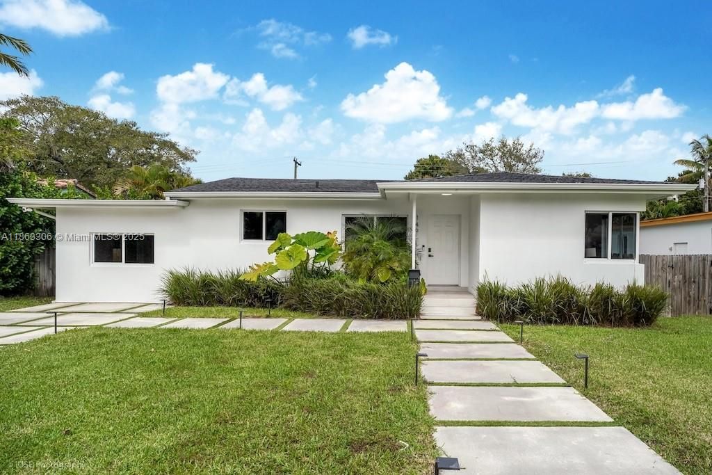 Backyard, Exterior, Facade, Ranch