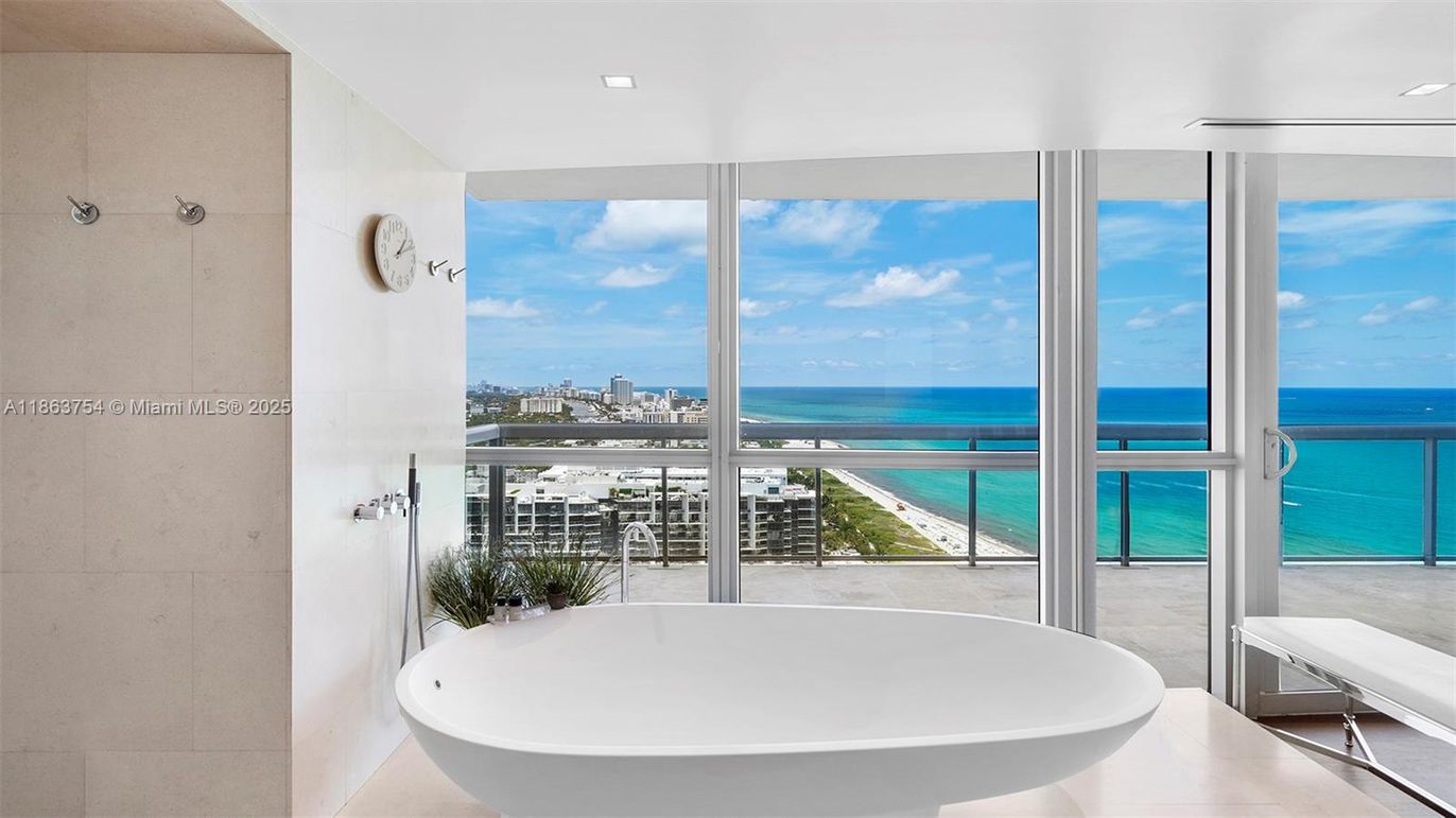 Bathroom, Free Standing Baths, Interior, Recessed Lighting, Water