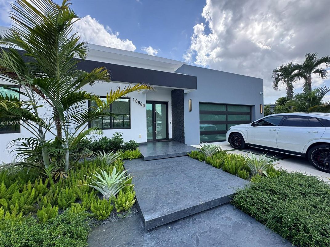 Attached, Exterior, Facade, Modern