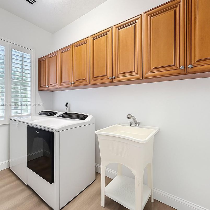 Interior, Washer, Wood Texture Flooring