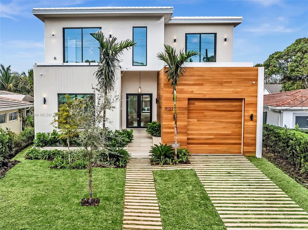 Attached, Backyard, Exterior, Facade, Modern