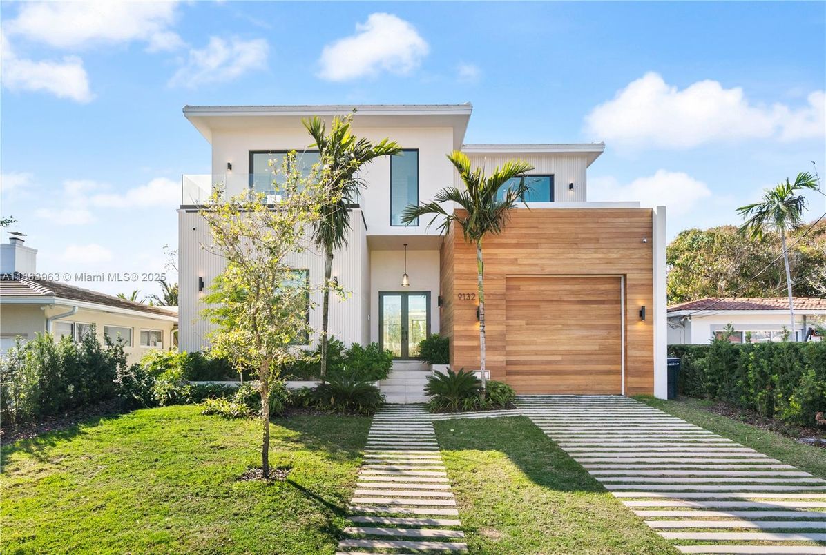 Attached, Backyard, Exterior, Facade, Modern