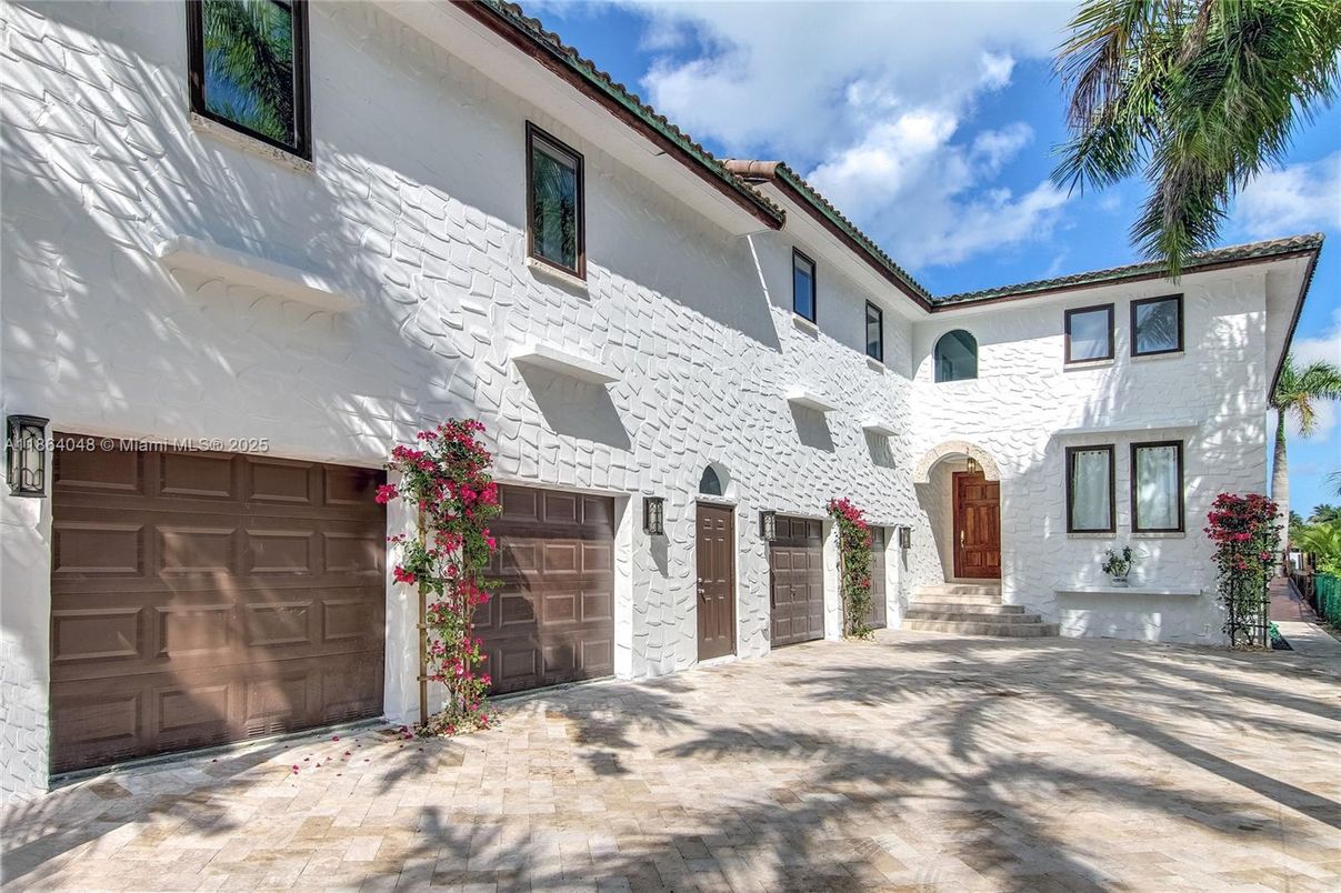 Attached, Exterior, Facade, Mediterranean