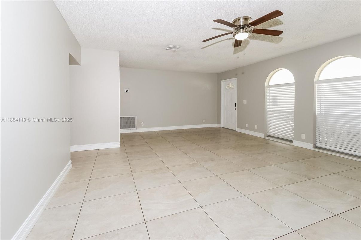 Empty room, Interior