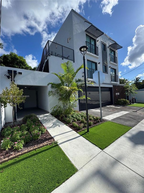 Exterior, Facade, Modern