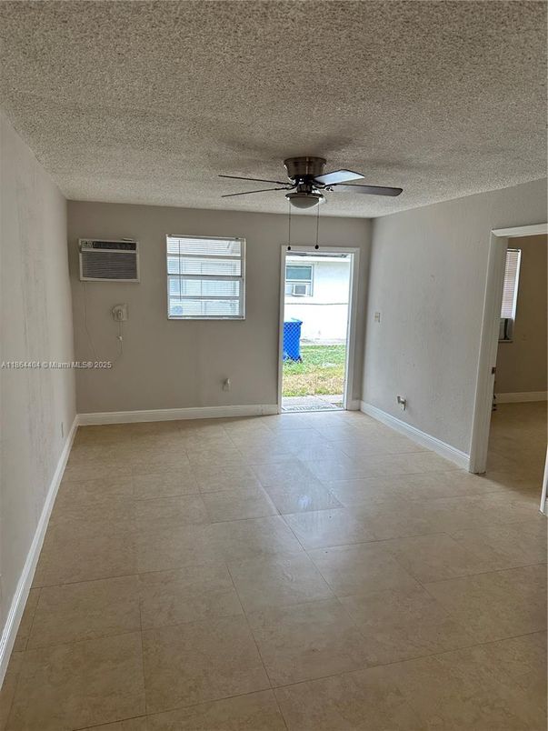 Empty room, Interior