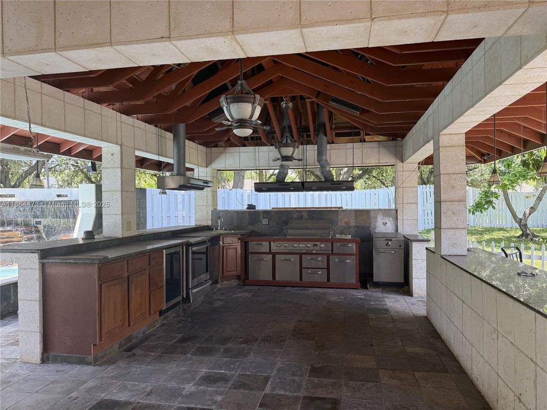 Exterior, Outdoor Kitchen