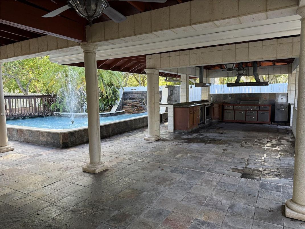 Exterior, Hot Tub, Outdoor Kitchen