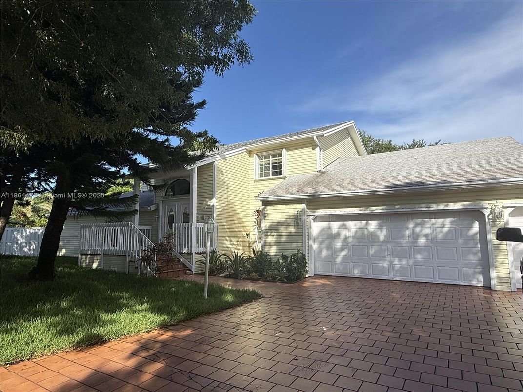 Attached, Exterior, Facade, Ranch