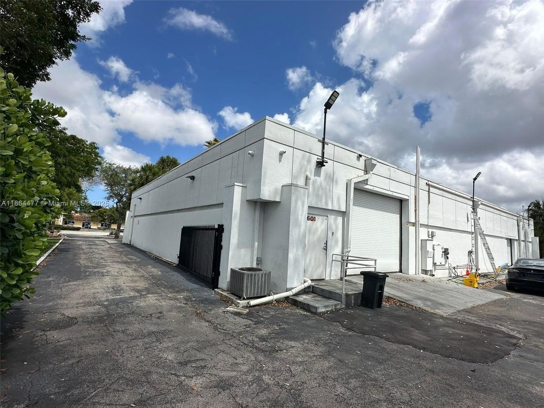 Detached Garage, Exterior
