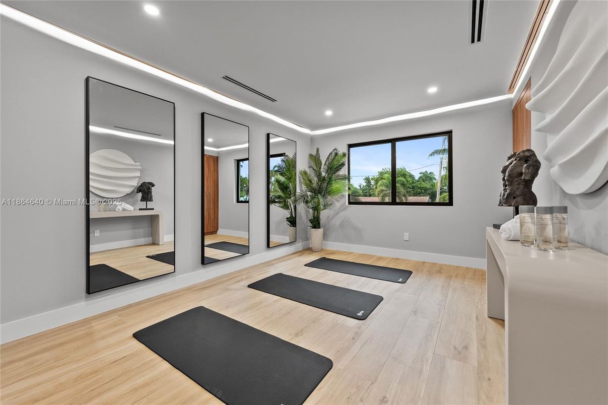 Interior, Recessed Lighting, Wood Texture Flooring