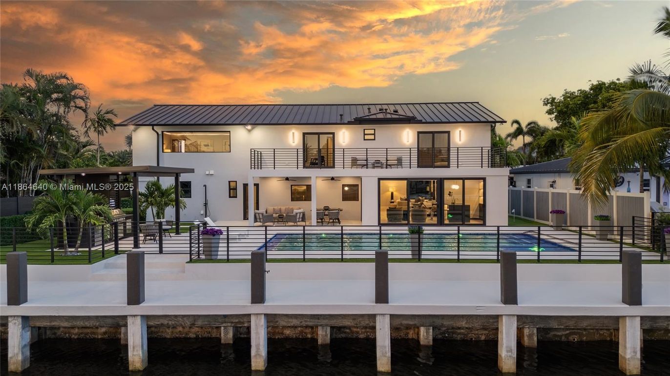 Backyard, Exterior, Facade, Pool, Modern