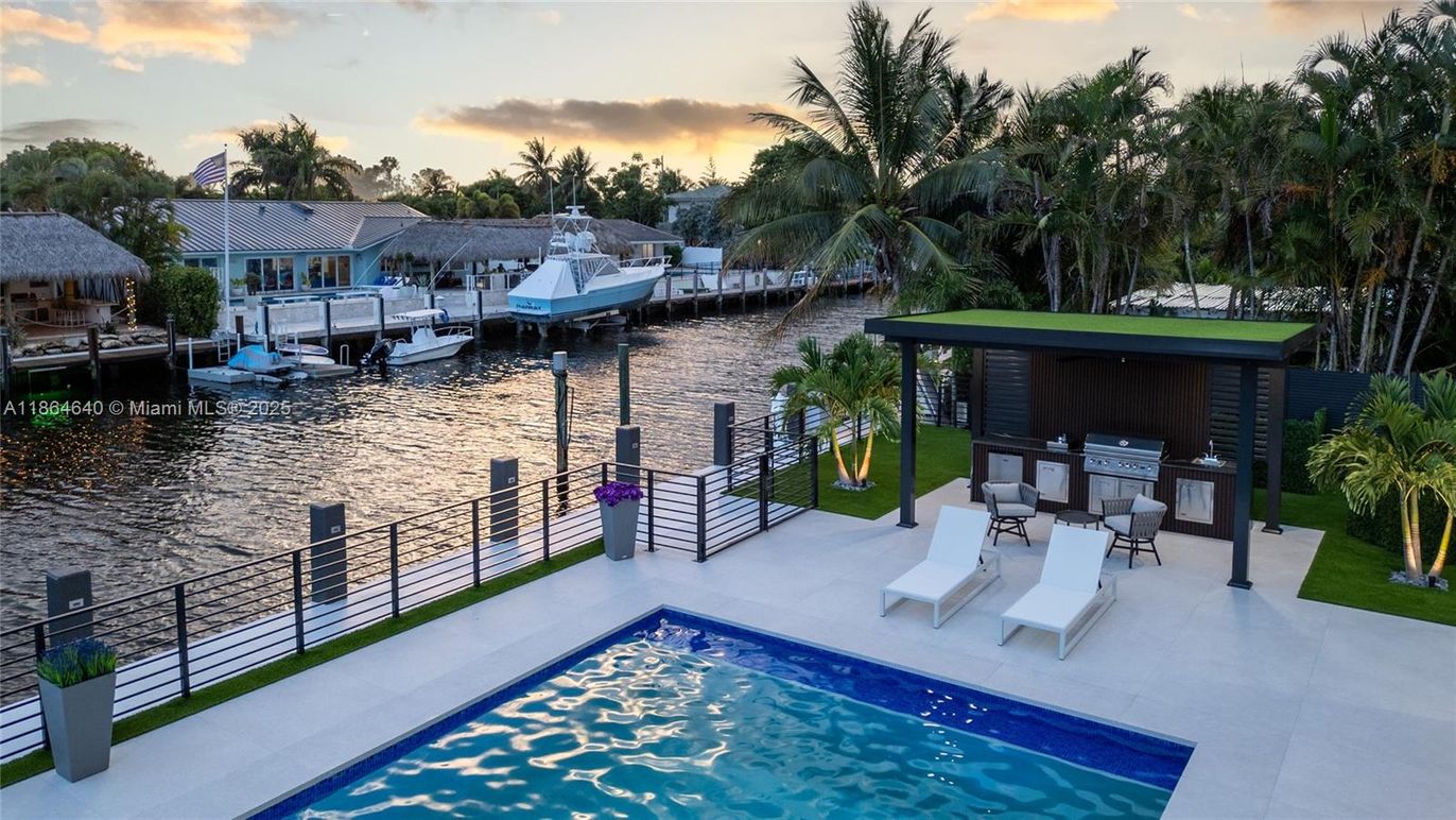 Exterior, Outdoor Kitchen, Pool
