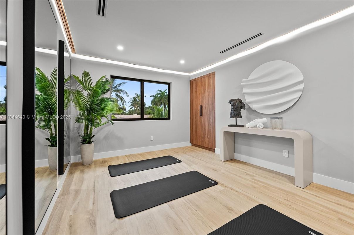 Interior, Recessed Lighting, Wood Texture Flooring