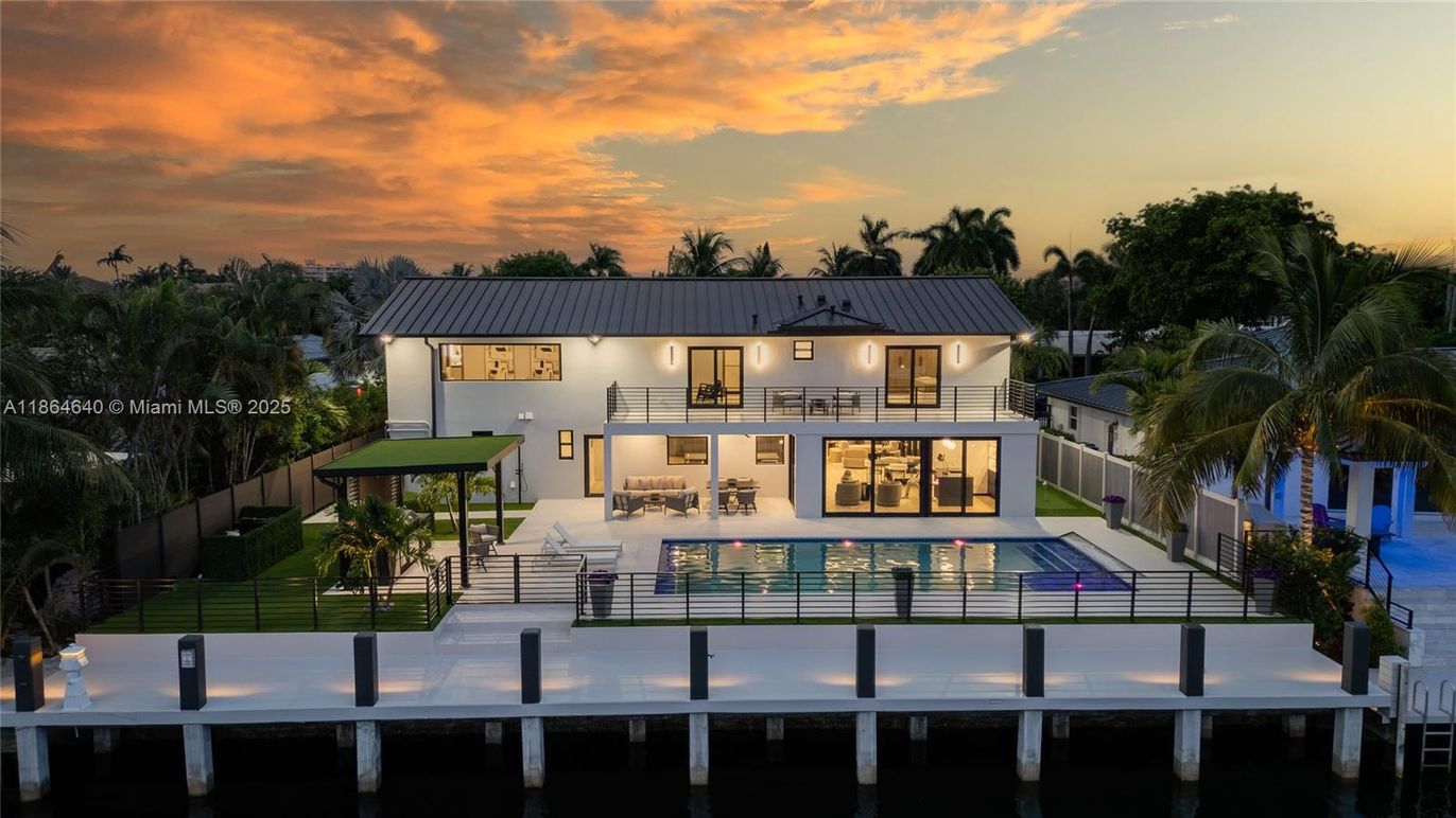 Backyard, Exterior, Facade, Pool, Modern