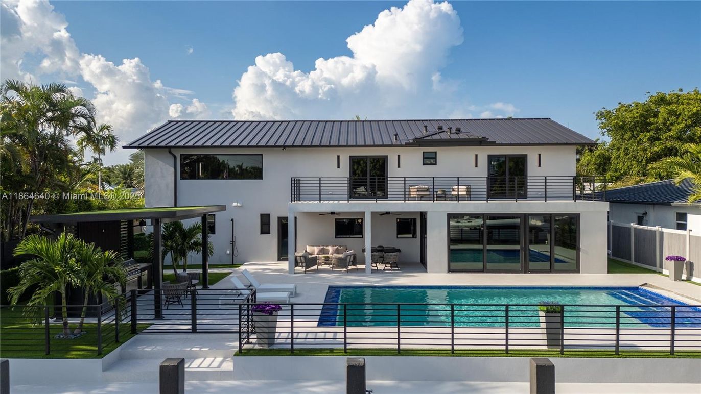 Backyard, Exterior, Facade, Pool, Farmhouse