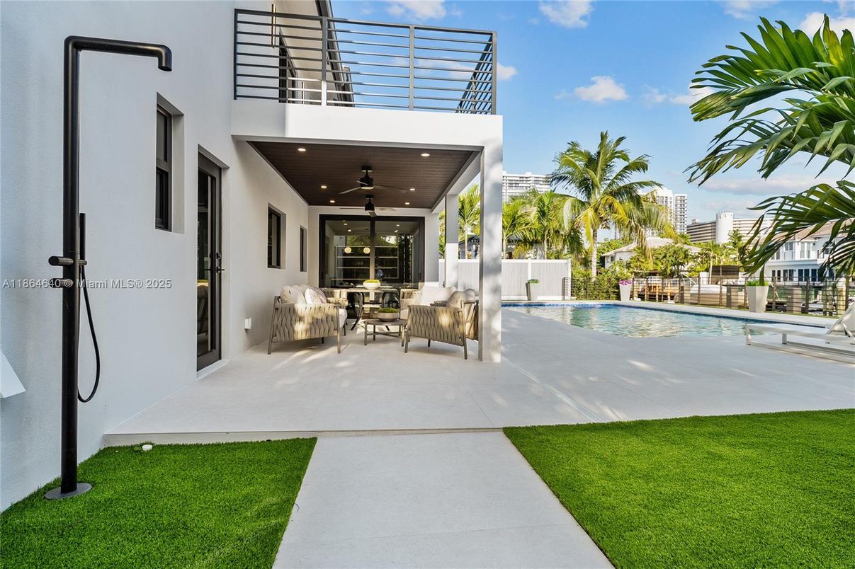 Exterior, Pool