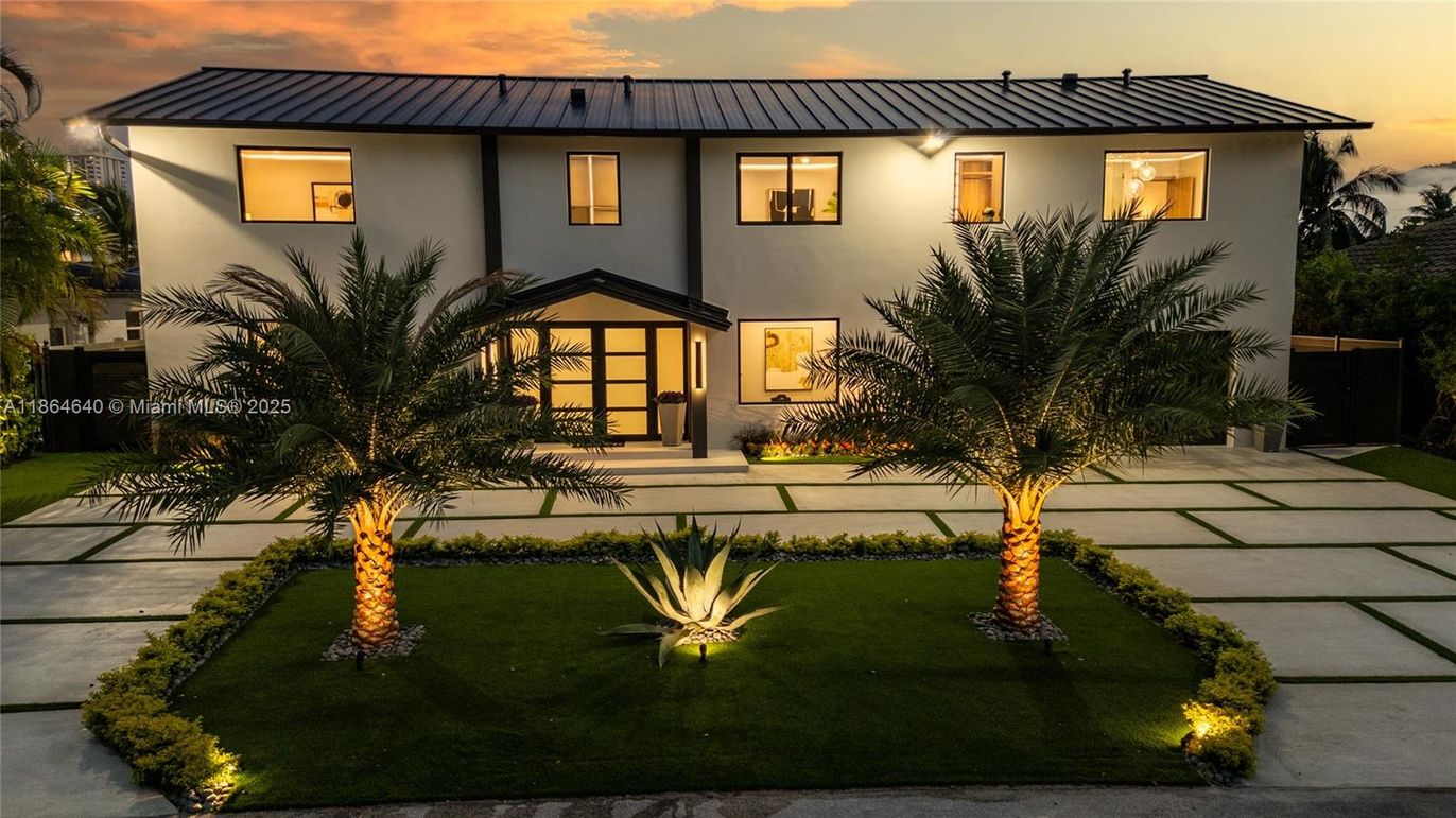 Exterior, Facade, Ranch