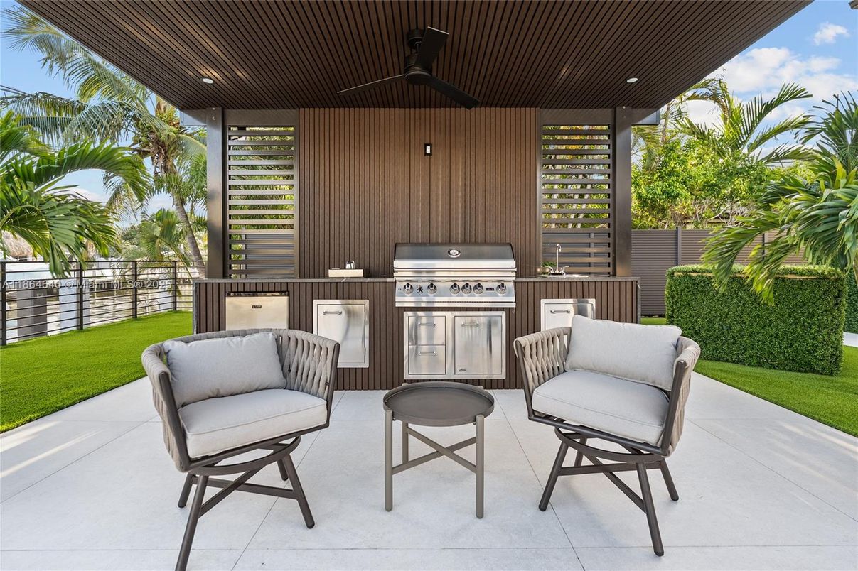 Exterior, Outdoor Kitchen