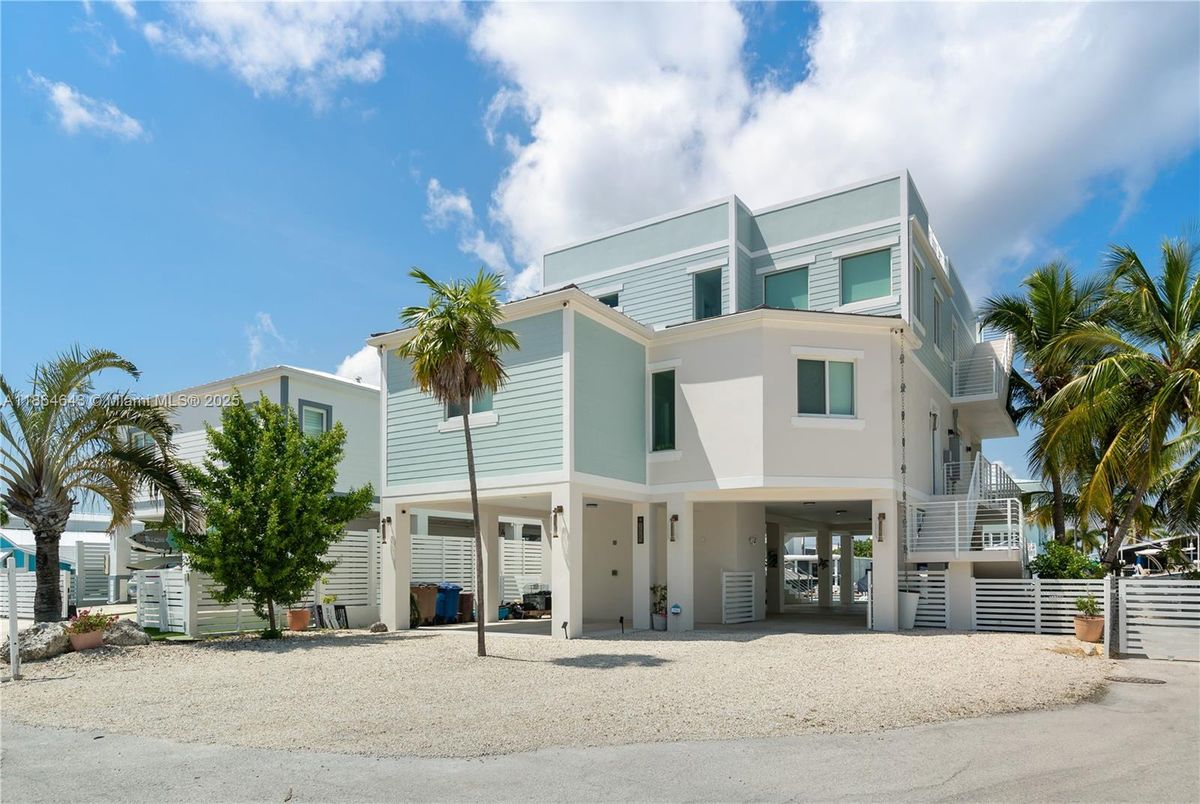 Exterior, Facade, Modern