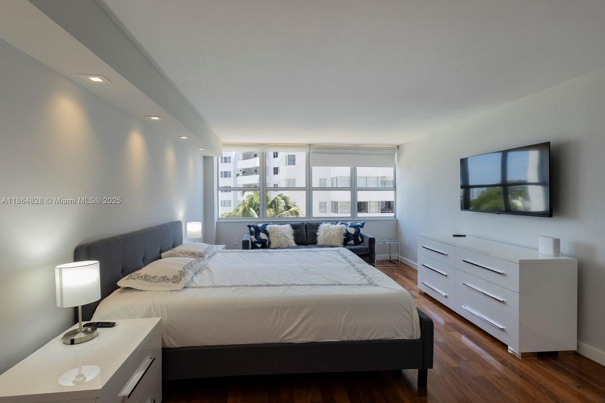 Bedroom, Interior, Recessed Lighting, Wood Texture Flooring