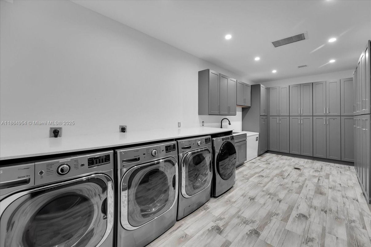 Interior, Recessed Lighting, Washer, Wood Texture Flooring