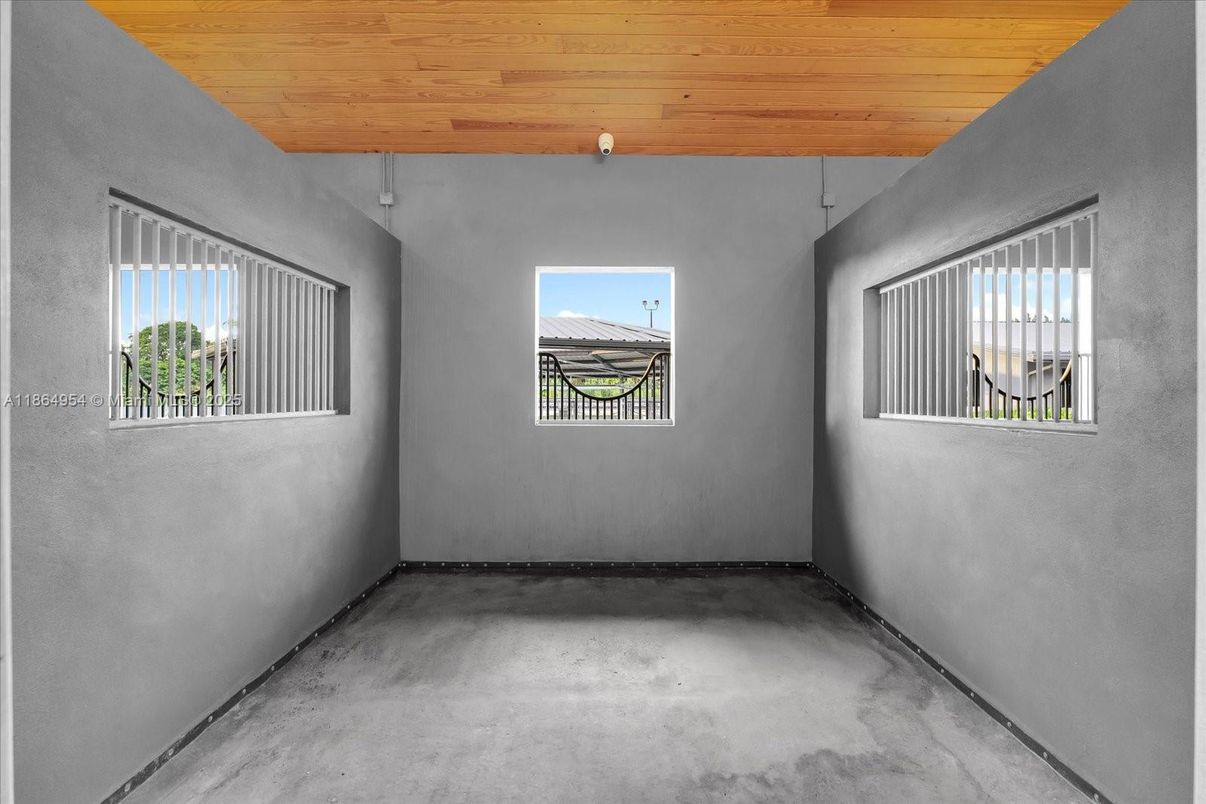 Empty room, Interior, Wooden Ceilings