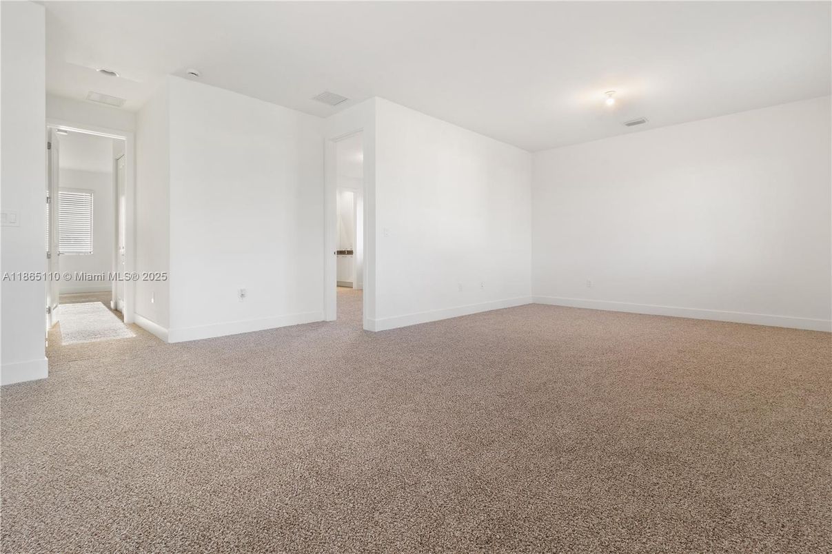Empty room, Interior