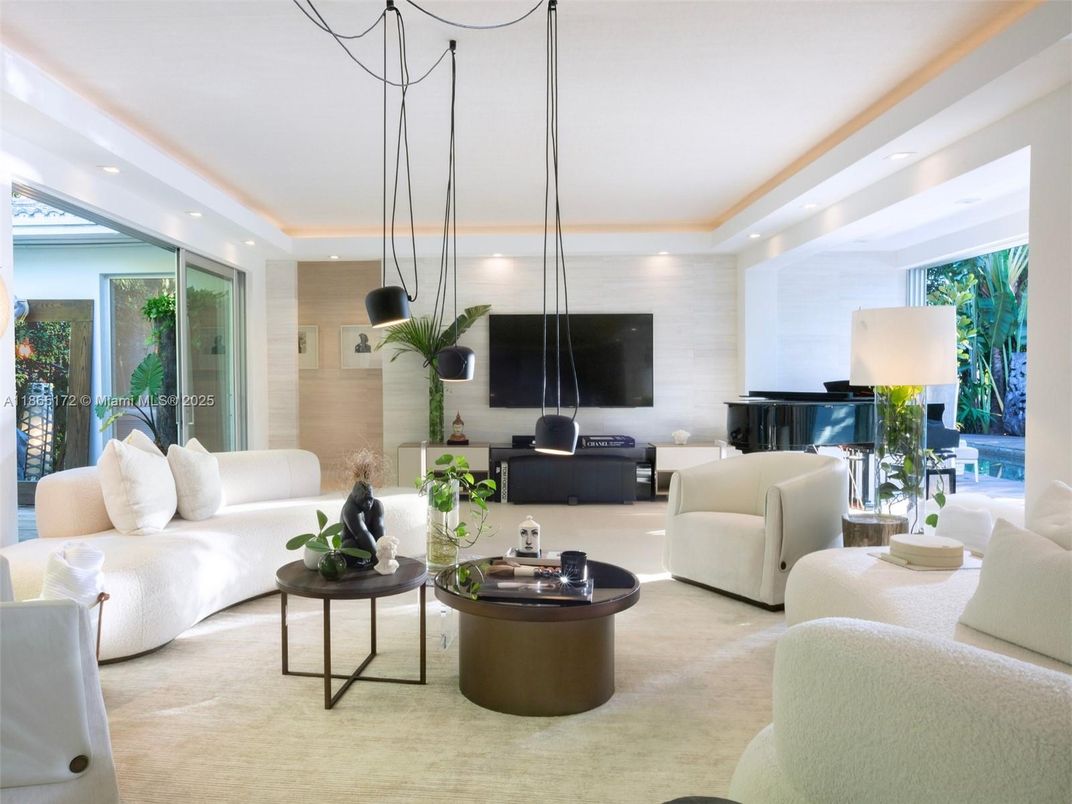 Interior, Living room, Pendant Lights, Piano, Recessed Lighting