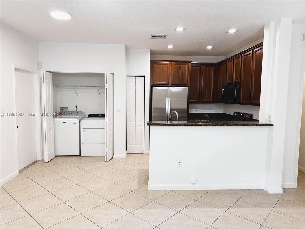 Interior, Kitchen, Recessed Lighting, Washer