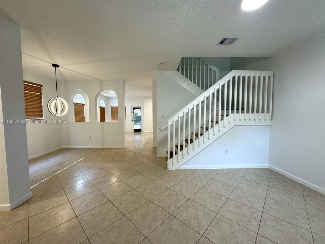 Empty room, Interior, Pendant Lights