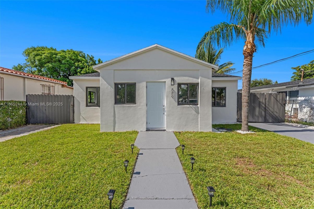 Exterior, Facade, Ranch