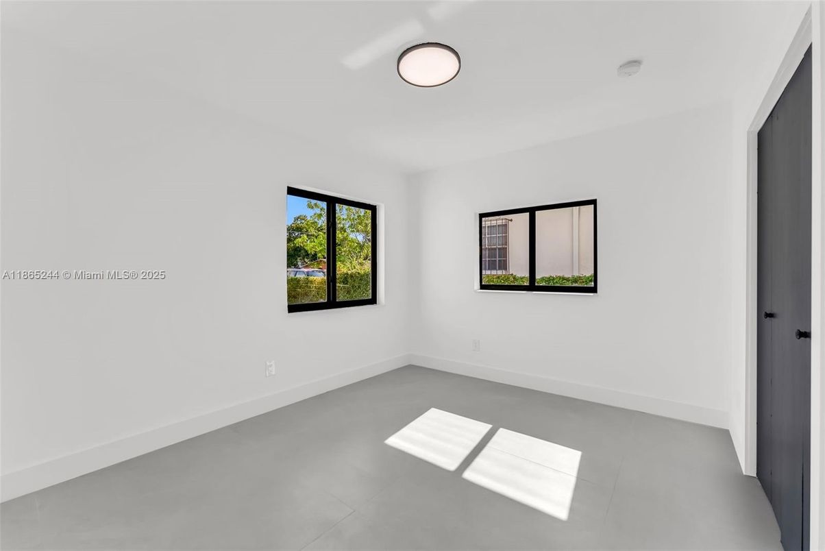 Empty room, Interior