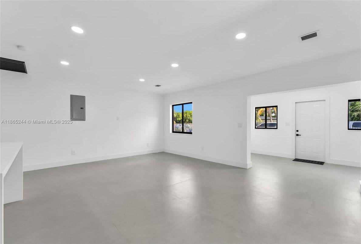 Empty room, Interior, Recessed Lighting
