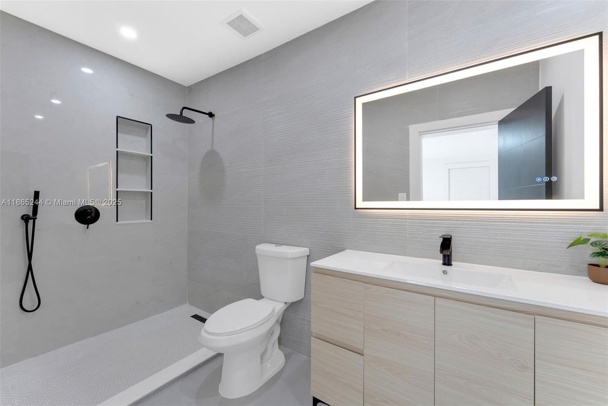 Bathroom, Interior, Recessed Lighting