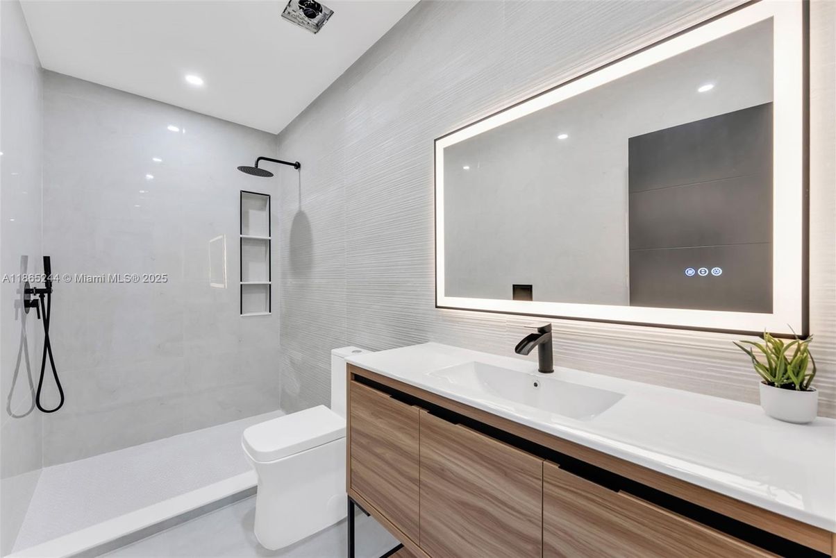 Bathroom, Interior, Recessed Lighting