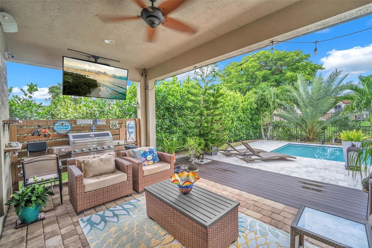 Exterior, Outdoor Kitchen, Pool