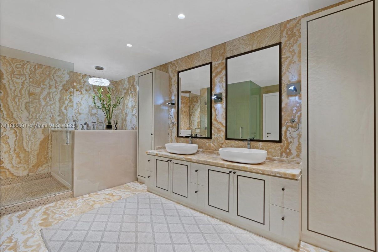 Bathroom, Dual Sink Vanities, Interior, Recessed Lighting