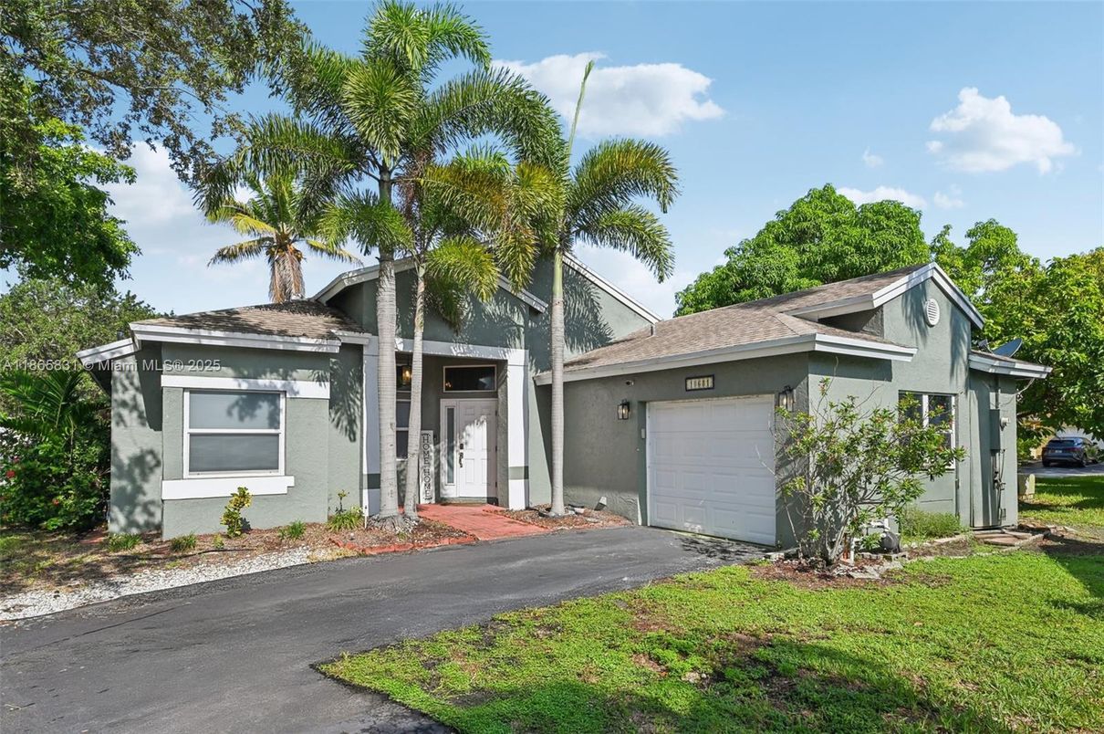 Attached, Exterior, Facade, Ranch