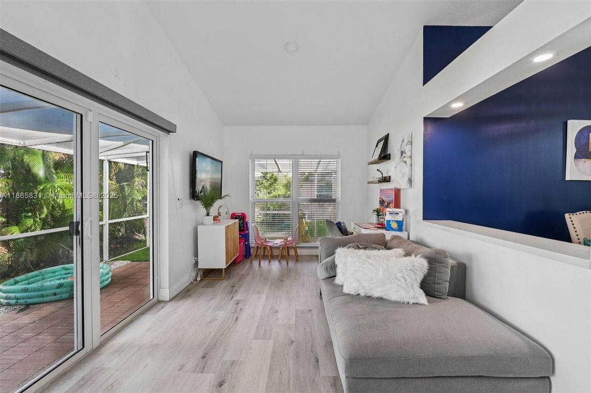 Interior, Recessed Lighting, Wood Texture Flooring